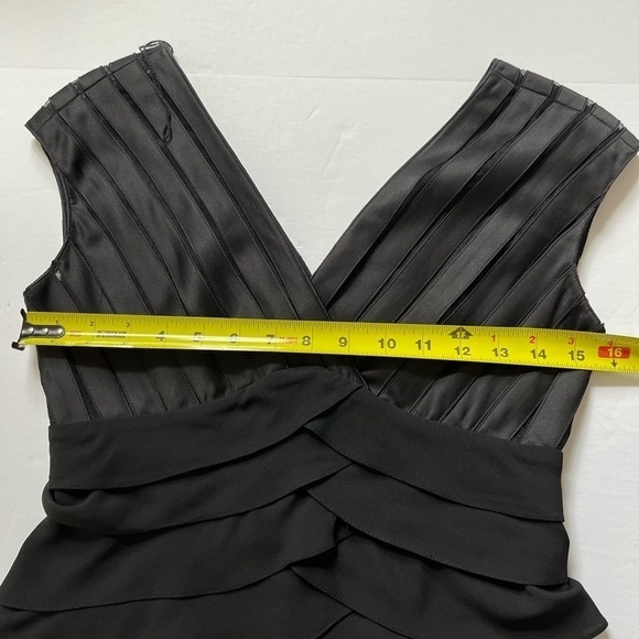 Adrianna Papell Black Sleeveless Layered Tier Double V-Neck Sheath Dress Sz 4P - Picture 7 of 9
